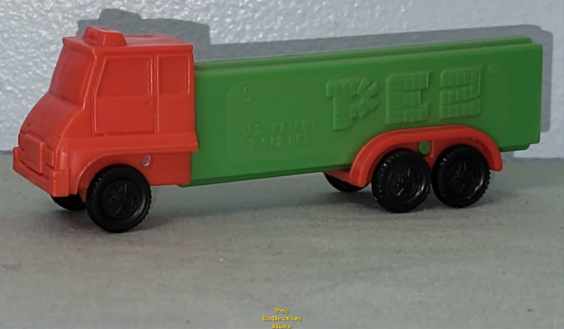 (image for) CR Series Truck R3 Red Cab on Green Trailer Pez