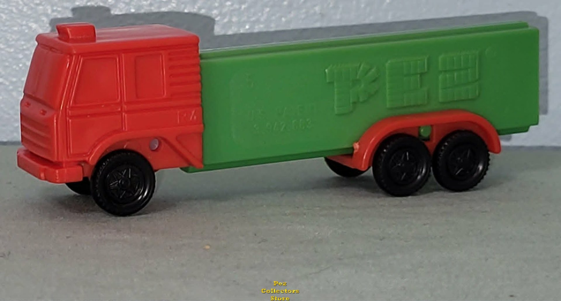 (image for) CR Series Truck R4 Red Cab on Green Trailer Pez